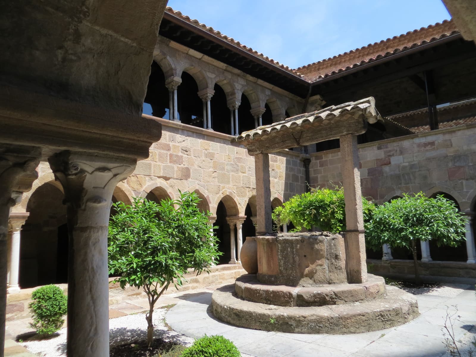 Le cloître de la cathédrale Saint-Léonce, à 260 m de l’agence : puits, orangers et galeries à colonnettes