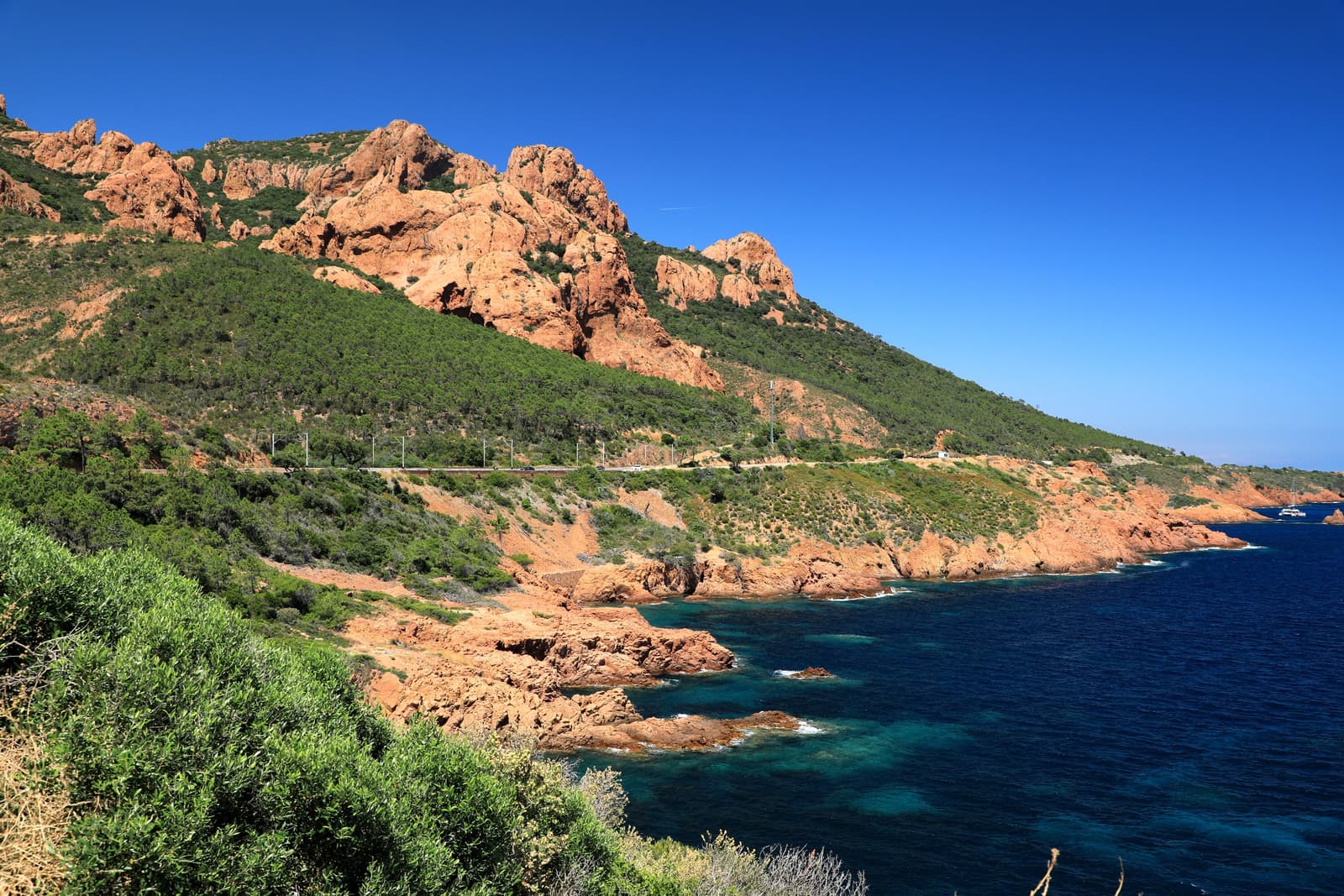 Red rocks of the Estérel and turquoise coves along the Corniche d’Or